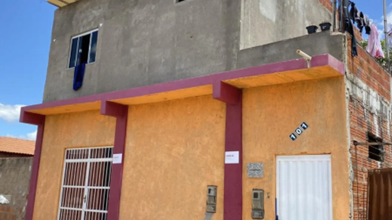 Sobrado com ponto comercial no Bairro Beija-flor 02, R$130 mil