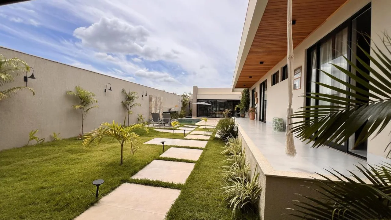 Casa de Alto Padrão em Condomínio Fechado no Poço do Magro