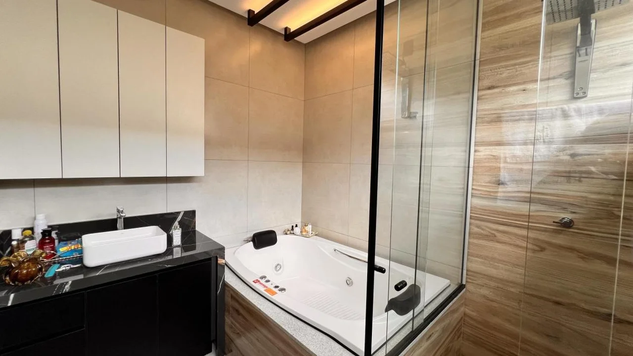 Casa de Alto Padrão em Condomínio Fechado no Poço do Magro